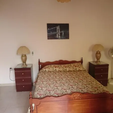 Marys Traditional House 게스트하우스 파노레프카라