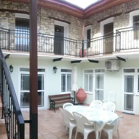 Marys Traditional House 파노레프카라